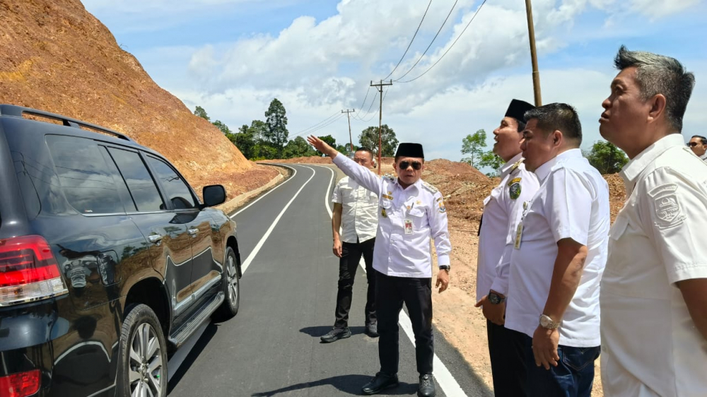 Jalan Batang Asai Mulus di Era Gubernur Al Haris, Warga Batang Asai Gelar Syukuran