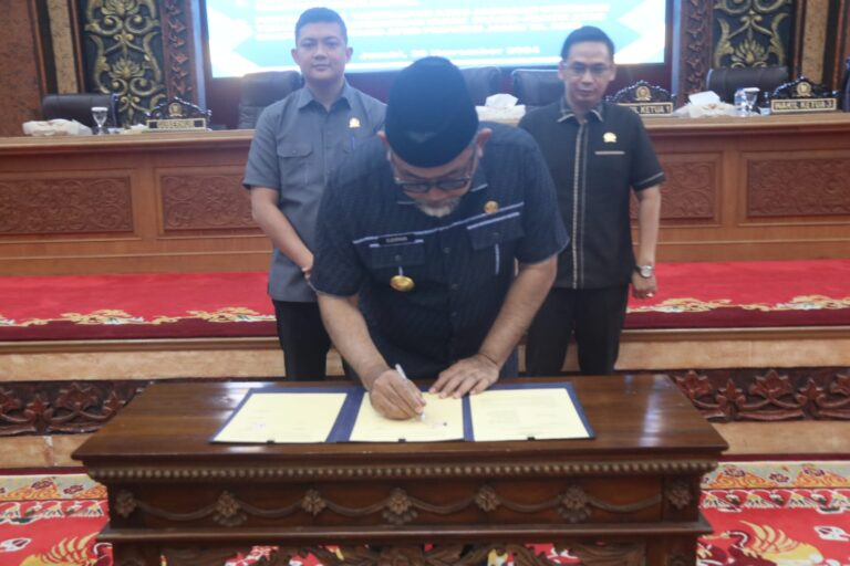 Pjs. Gubernur Sudirman bersama DPRD Provinsi Jambi Sepakati Ranperda Kawasan Tanpa Rokok. Foto dok Kominfo Prov Jambi