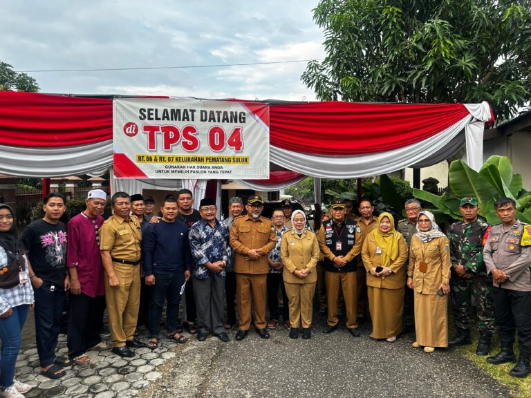 Sekda Sudirman bersama Walikota Jambi Tinjau Kesiapan Tempat Pemungutan Suara. Foto dok Kominfo Prov Jambi