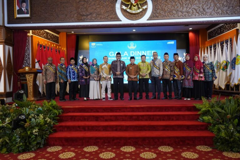 Al Haris Berikan Penghargaan Pegawai Teladan dan Tali Asih Pensiunan PNS. Foto dok Kominfo Prov Jambi