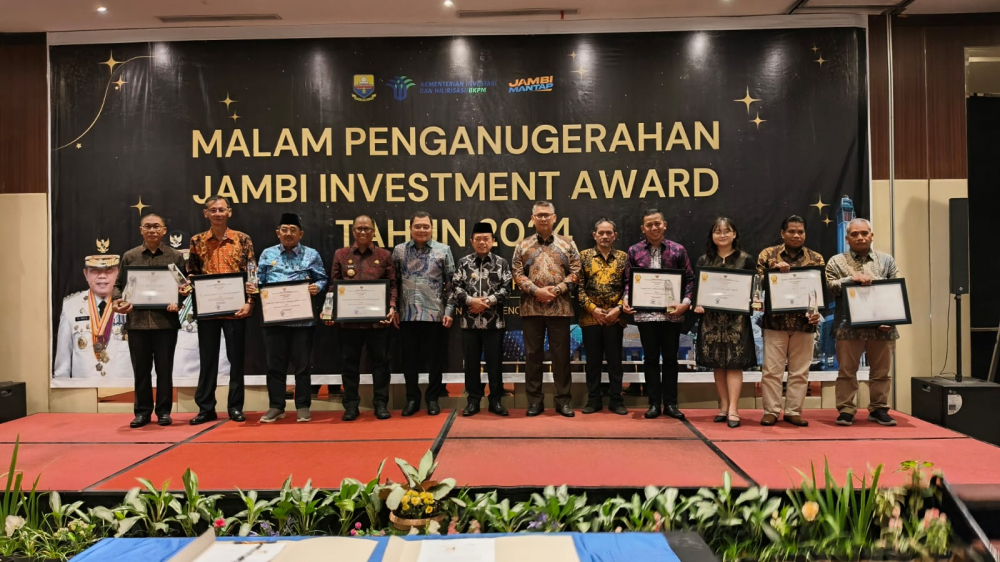 Gubernur Al Haris Serahkan Penghargaan Jambi Investment Award 2024.