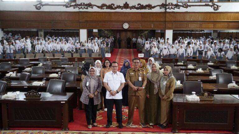 Sekretaris Komisi III DPRD Sambut Kunjungan Siswa SMA 4 Kota Jambi. Foto dok Humas DPRD Provinsi Jambi