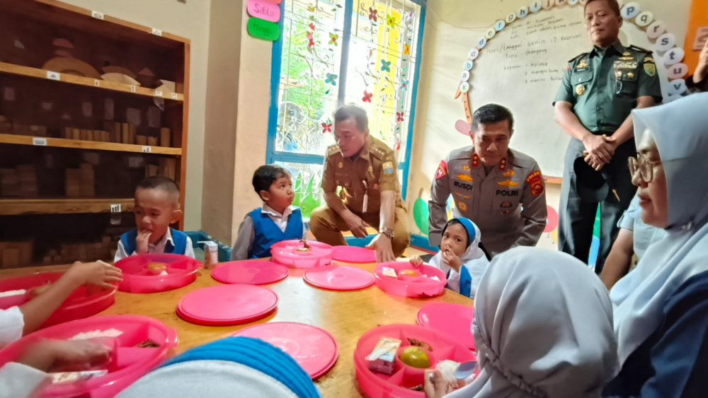 Pantau Makan Bergizi Gratis Perdana di Jambi, Al Haris: Secara Umum Hari Ini Cukup Baik.