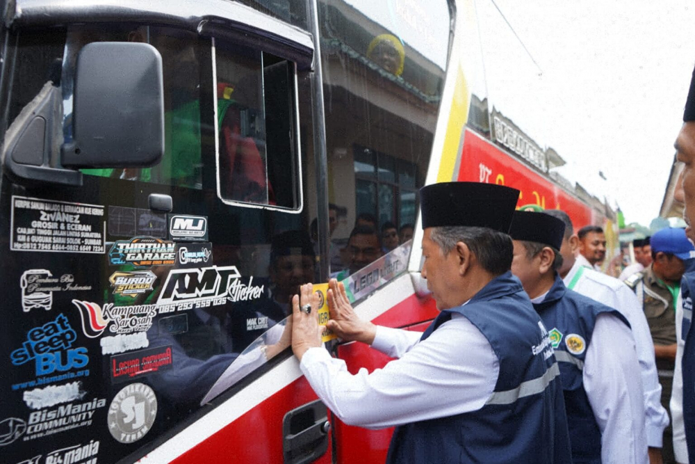 Abdullah Sani Lepas JCH Jambi Kloter 13, Ingatkan Jamaah Jaga Fisik, Mental dan Kesehatan. Foto dok Kominfo Provinsi Jambi