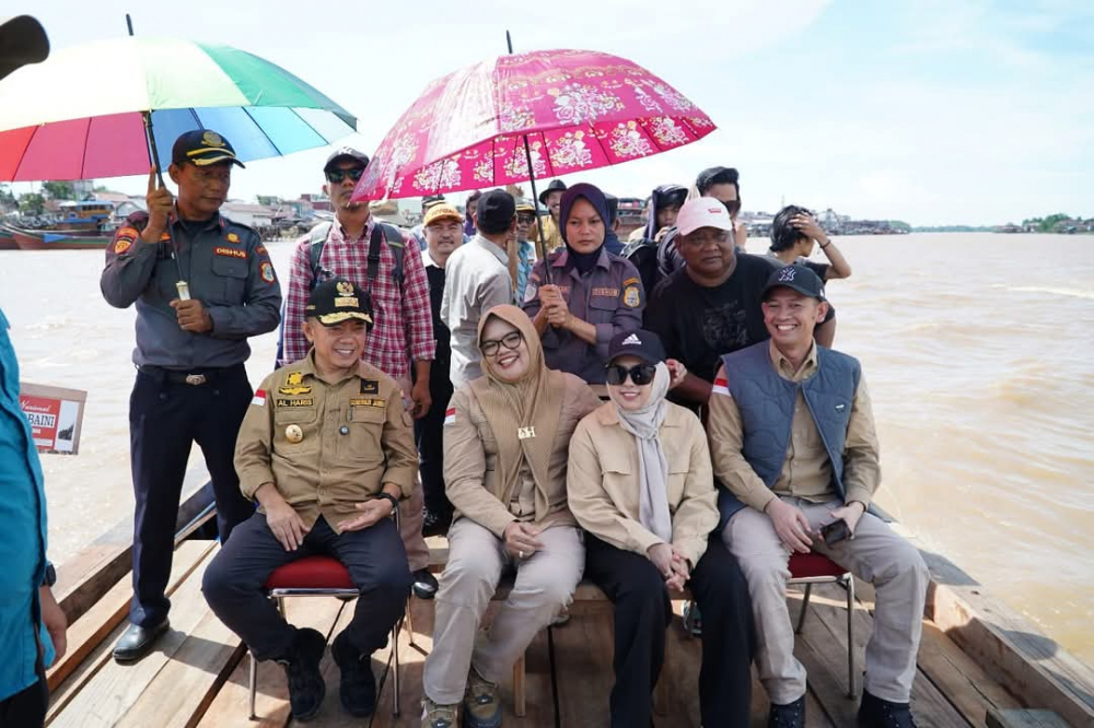 Gubernur Jambi Al Haris didampingi Bupati dan Wakil Bupati Tanjab Timur Dillah dan Muslimin Tanjab Pertisun di Air Hitam Laut Kecamatan Sadu.