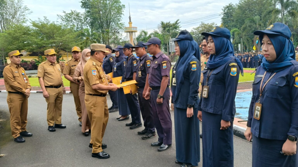 Gubernur Jambi Al Haris menyerahkan SK Pegawai Tidak Tetap di lingkup Dinas PUPR Provinsi Jambi. 