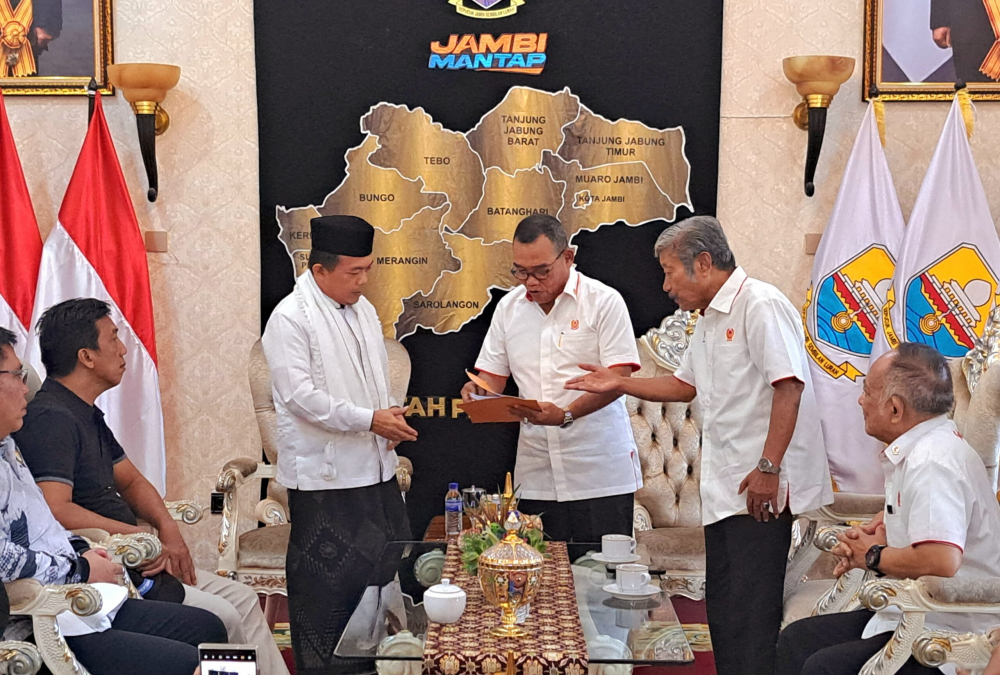 Karateker KONI Jambi silaturahmi dengan Gubernur Jambi. 
