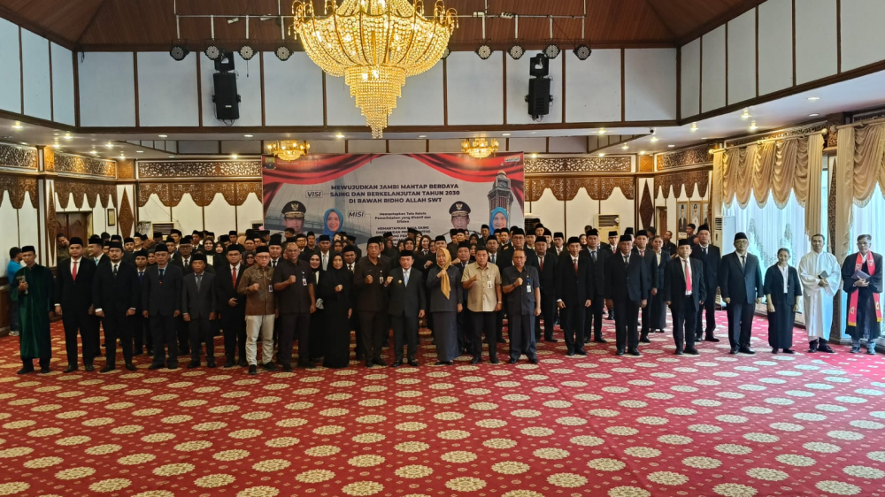 Gubernur Jambi Al Haris bersama pejabat eselon III dan IV yang baru dilantik