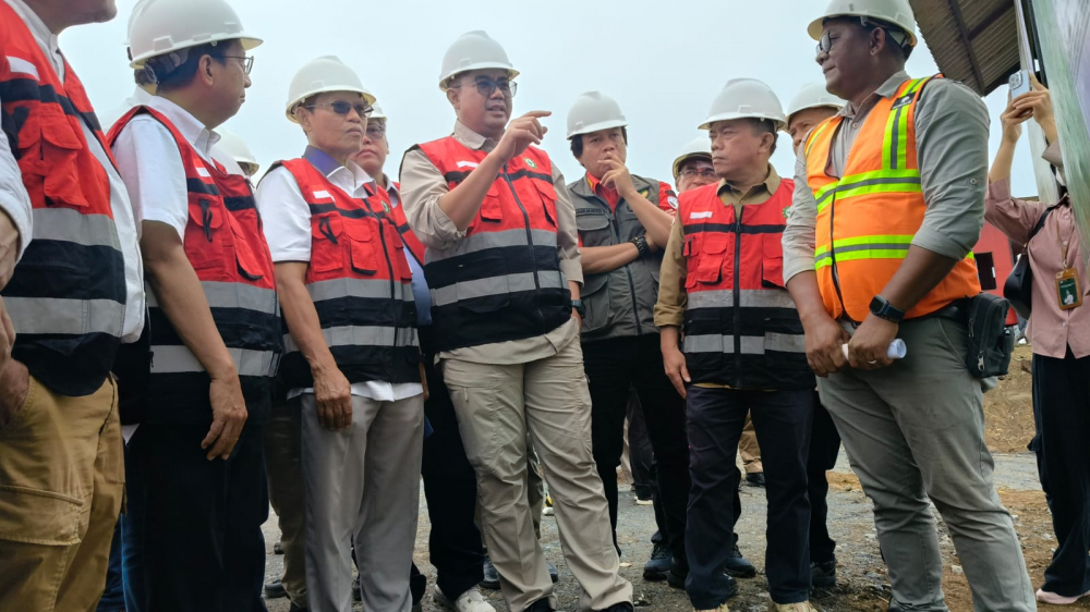 Wakil Menteri Kehutanan Sulaiman Umar Siddiq didampingi Gubernur Jambi Al Haris saat meninjau water intake PT WKS distrik VII.