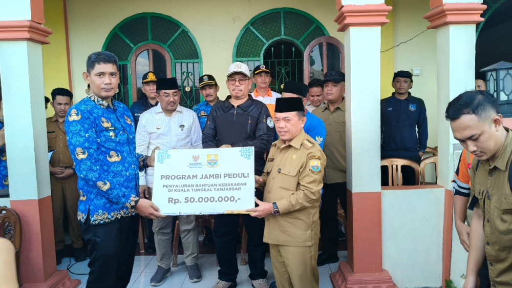 Al Haris Serahkan Bantuan Korban Kebakaran Sungai Dualap Tanjab Barat