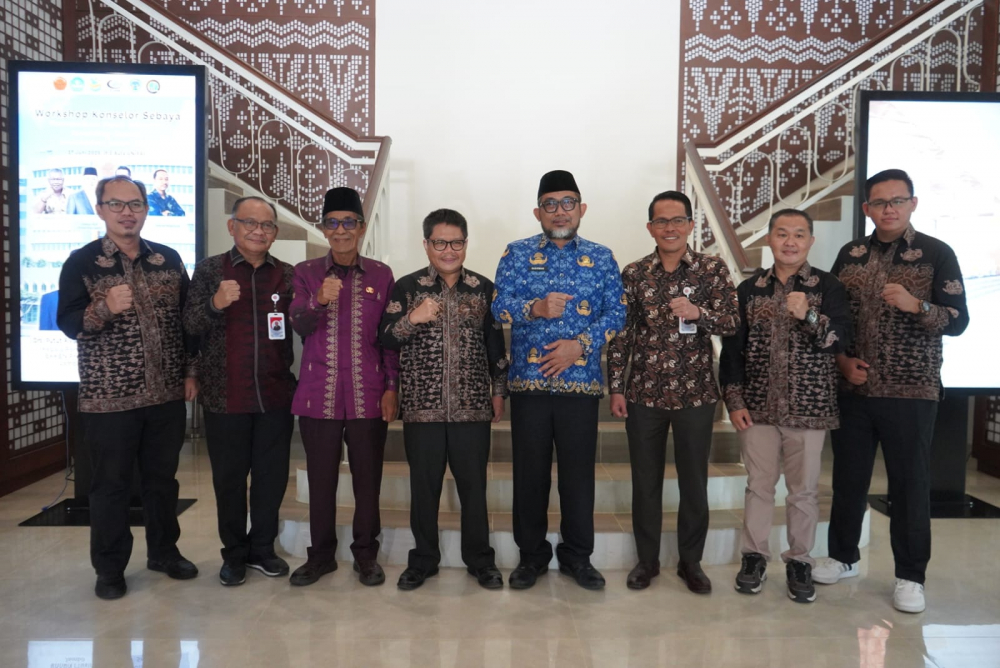 Sekda saat menghadiri Launching Sistem Informasi Manajemen Platform Digisawit.com, Sistem Informasi Korporasi Petani Sawit Digital Berkelanjuta di Unja. Foto dok Kominfo Provinsi Jambi