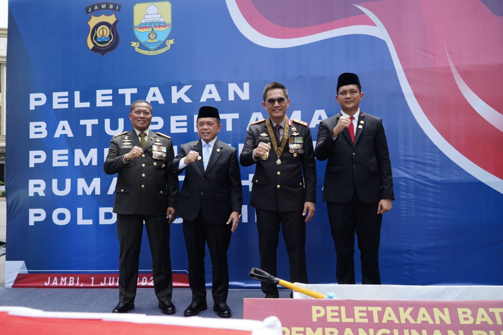 Gubernur Al Haris dan Kapolda Jambi Tanda Tangani Prasasti Pembangunan Rumah Tahanan. Foto dok Kominfo Provinsi Jambi