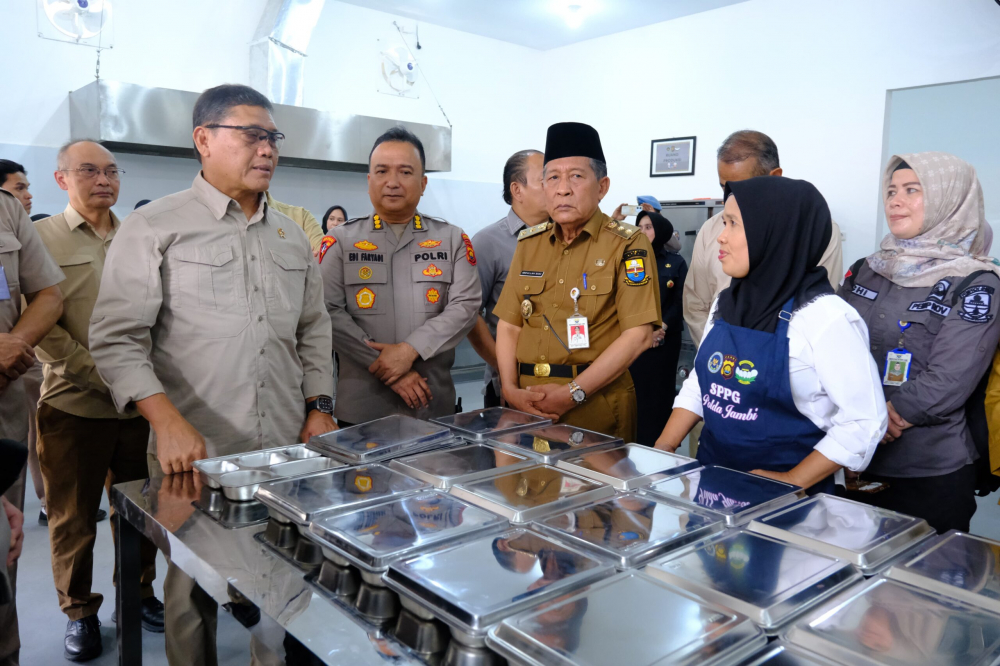 Kepala Staf Kepresidenan RI Tinjau Satuan Pelayanan Pemenuhan Gizi Kota Jambi. Foto dok Kominfo Provinsi Jambi