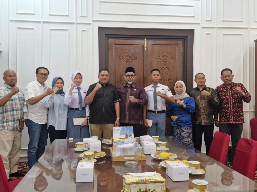 Sekda Sudirman Lepas Dua Calon Paskibraka Nasional utusan Provinsi Jambi. Foto dok Kominfo Provinsi Jambi