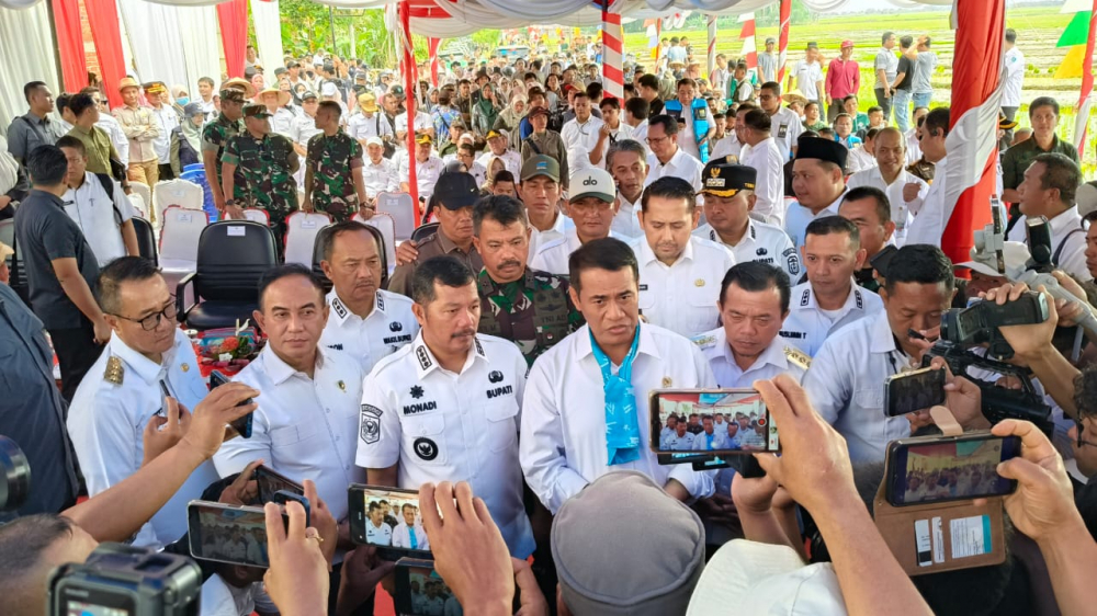 Menteri Pertanian Andi Amran Sulaiman didampingi Gubernur dan Bupati saat diwawancarai wartawan.