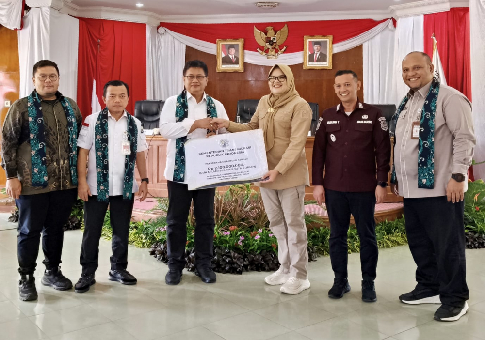 Kunjungan Kerja ke Jambi, Wamentrans Viva Yoga Serahkan Bantuan untuk Peningkatan Kesejahteraan Warga Transmigrasi.