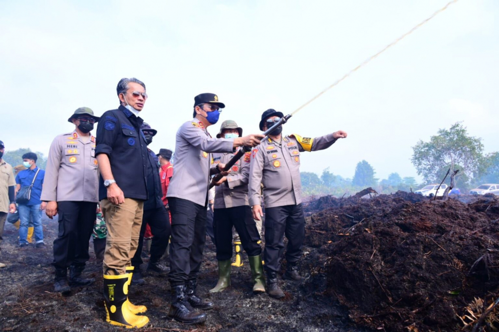 Turun ke Lokasi Karhutla, Kapolda Jambi Ikut Padamkan Api: Instruksikan Ditreskrimsus Lakukan Penyelidikan.