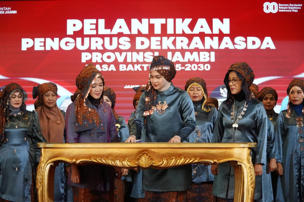 Hesnidar Haris Lantik Kepengurusan Dekranasda dan Pokja Bunda PAUD Provinsi Jambi 2025-2030. Foto dok Kominfo Provinsi Jambi