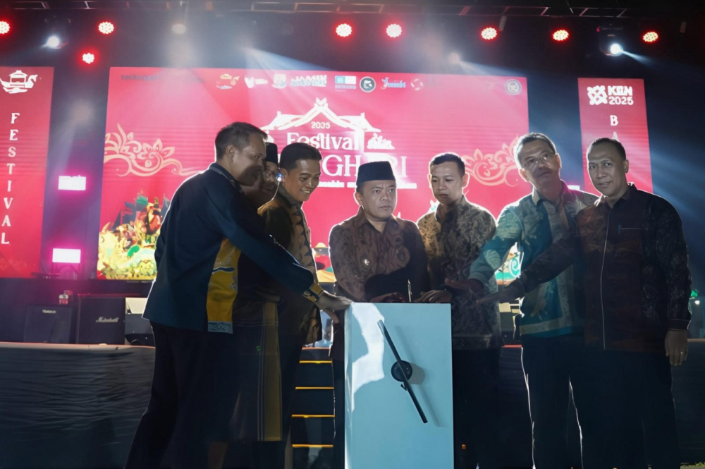 Gubernur Jambi Al Haris menutup secara resmi festival Batanghari 2025.