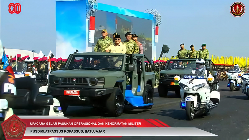 Presiden Prabowo bersama Panglima TNI melakukan pemeriksaan pasukkan. Foto SC You Tube Puspen TNI