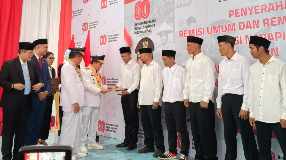 Gubernur Jambi Al Haris menyerahkan remisi kepada narapidana di Lapas Kelas IIA Jambi. 