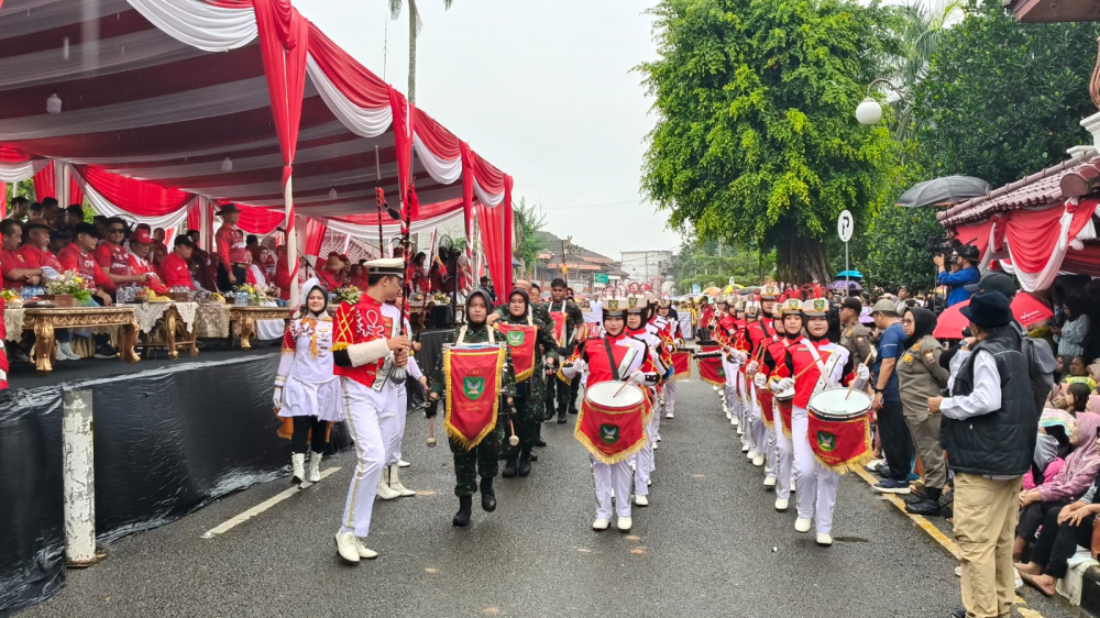 Bawah Guyuran Hujan, Ribuan Peserta Antusias Meriahkan Pawai Pembangunan HUT RI di Jambi. 