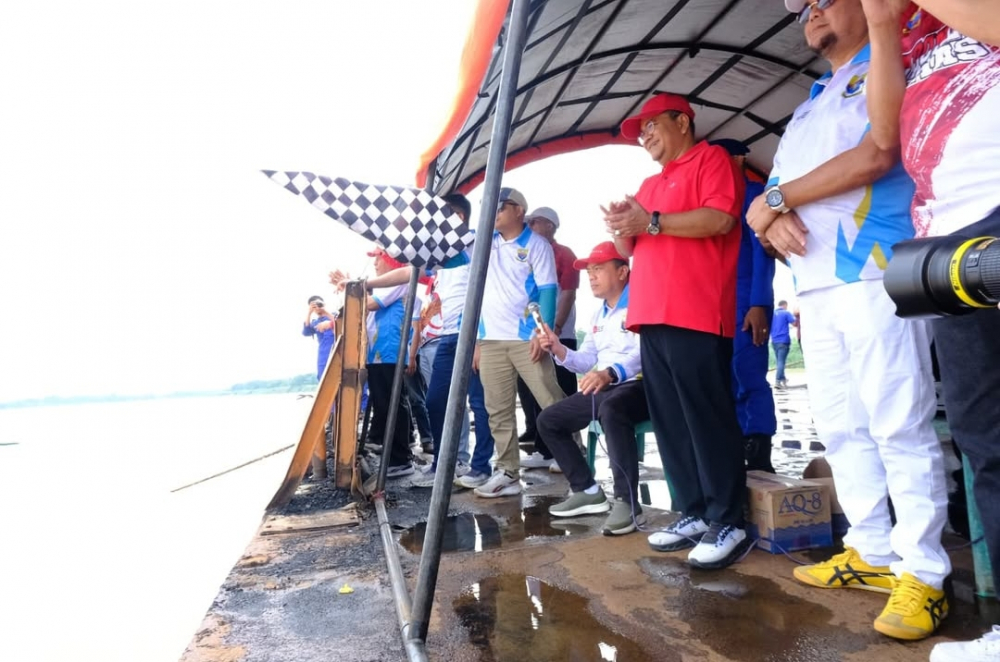 Gubernur Jambi Al Haris melepas pacu perahu tradisional. 