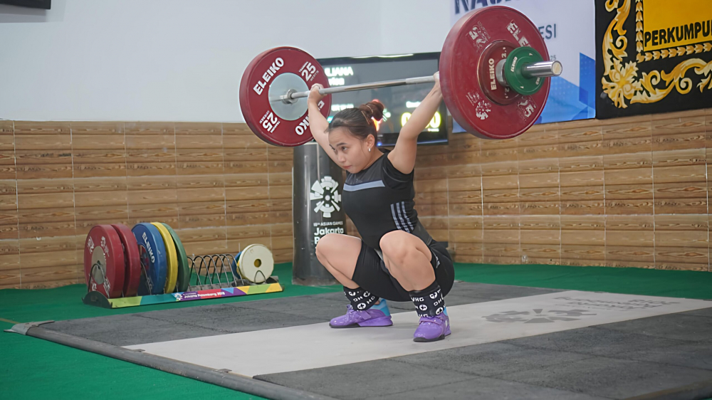 Atlet Angkat Besi Putri Jambi Juliana Klarisa Lolos Seleknas Sea Games 2025. 
