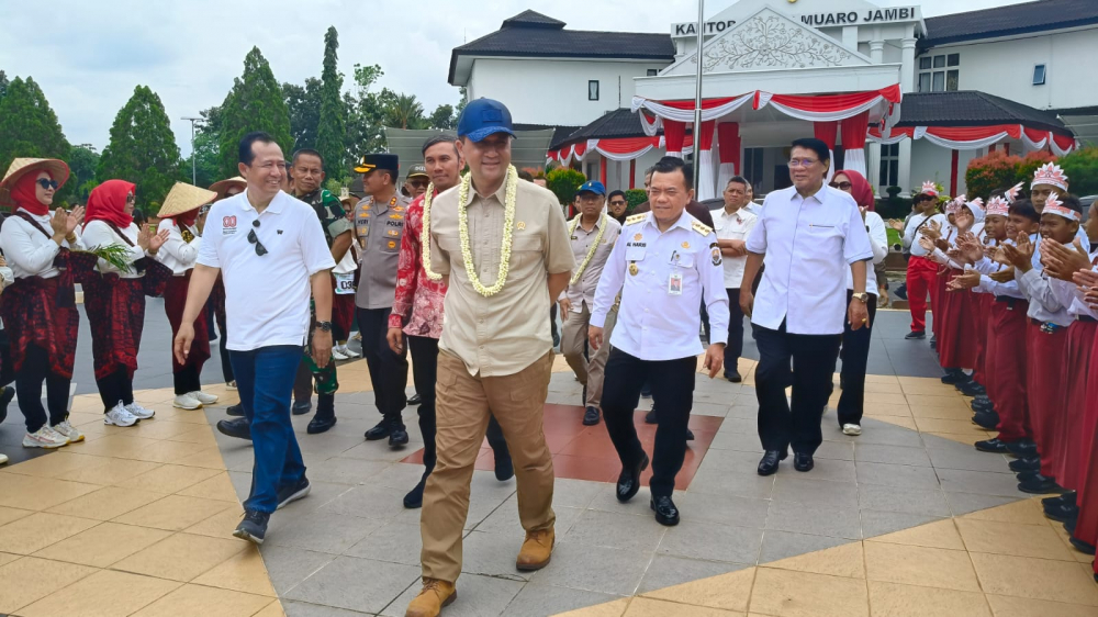 Menteri Transmigrasi Iftitah didampingi Gubernur Jambi Al Haris tiba di Kantor Bupati Muaro Jambi. 