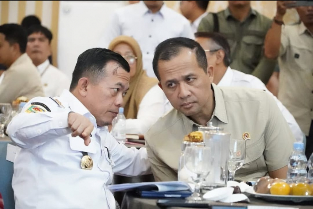 Menteri Transmigrasi Iftitah bersama Gubernur Jambi Al Haris. 