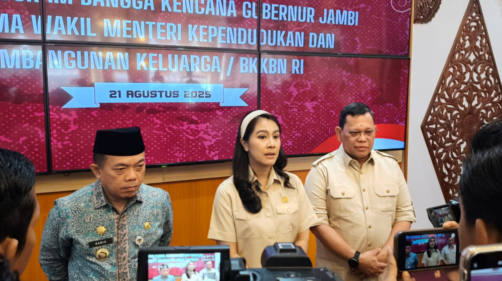 Gubernur Jambi Al Haris mendampingi Wakil Menteri Kependudukan dan Pembangunan Keluarga, Isyana.