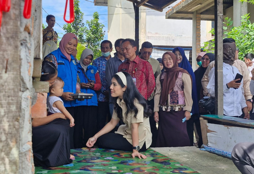 Ketua TP PKK Provinsi Jambi Hesty Haris dampingi Wamen Kependudukan dan Pembangunan Keluarga Isyana. 