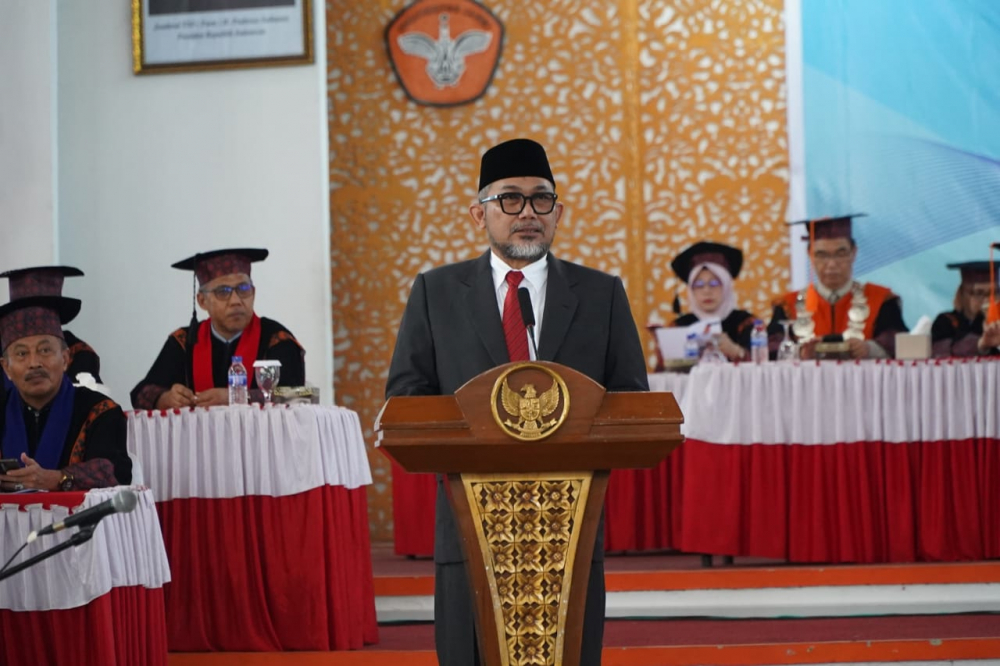 Sekda Sudirman menghadiri Wisuda Mahasiswa Universitas Jambi. Foto dok Kominfo Provinsi Jambi