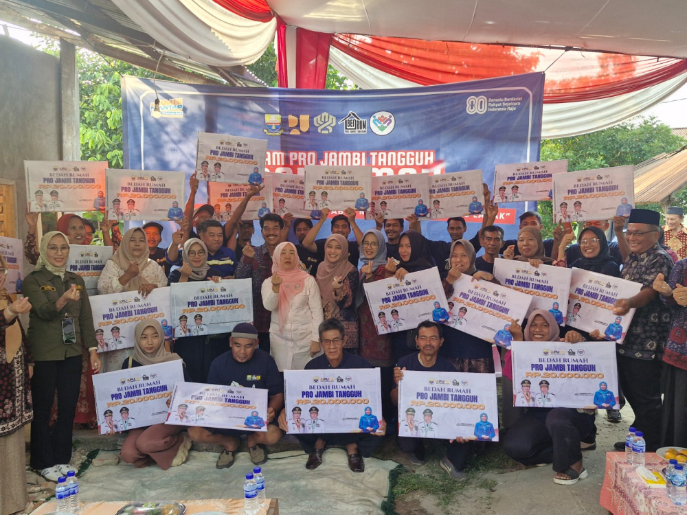 Hesti Haris Serahkan 50 Unit Bantuan Bedah Rumah di Kota Jambi. Foto dok Kominfo Provinsi Jambi