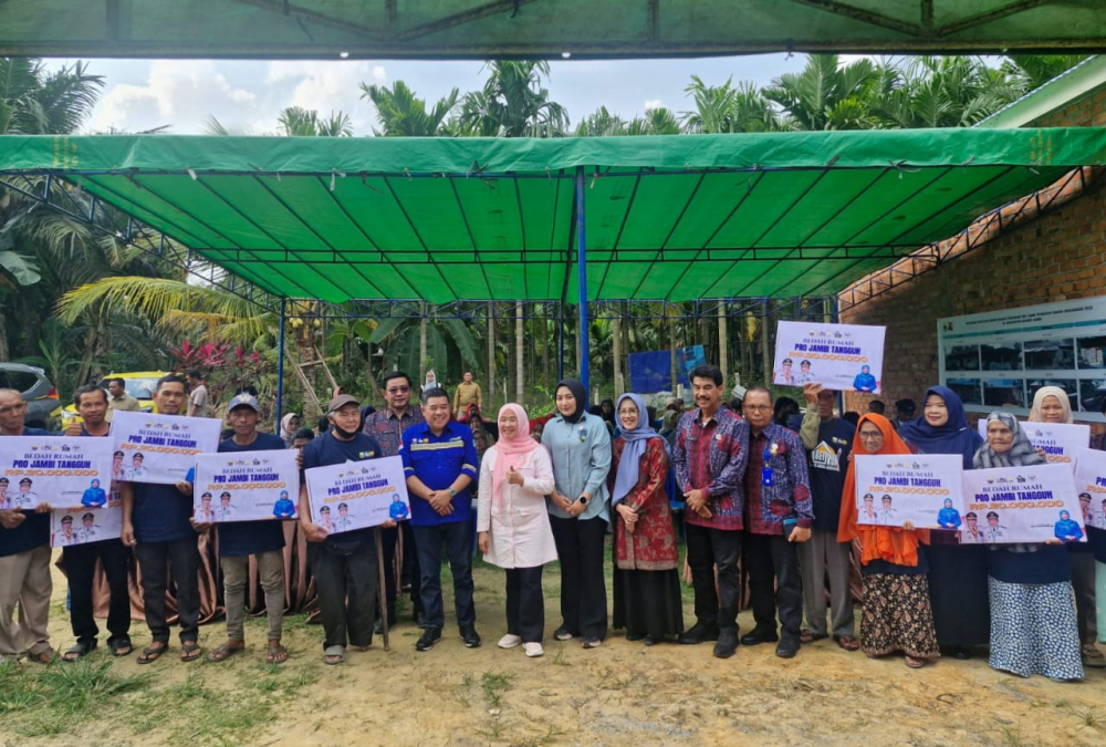 Dapat Bantuan Bedah Rumah Program Pro Jambi Tangguh Warga Tersenyum Sumringah. Foto dok Kominfo Provinsi Jambi