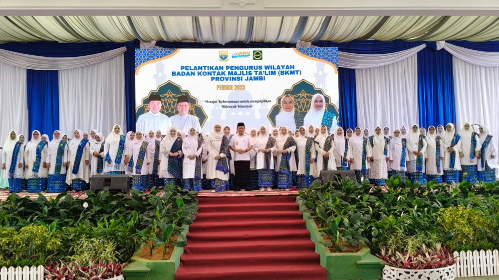 Gubernur Jambi Al Haris bersama pengurus wilayah BKMT Provinsi Jambi.