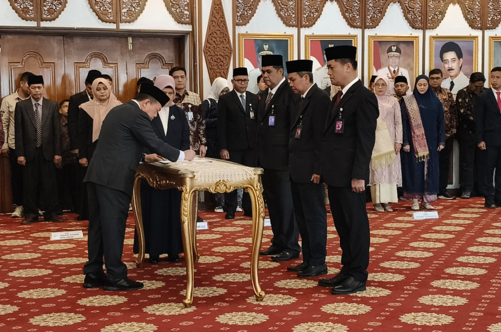 Gubernur Al Haris Lantik Direksi Bank Pembangunan Daerah (BPD) Jambi.