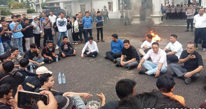 Ketua DPRD Jambi Terima Masa Aksi Serap Aspirasi Melalui Dialog