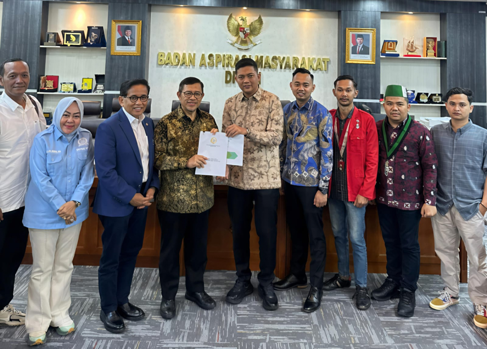 Ketua DPRD Hafiz Fattah Didampingi Perwakilan Mahasiswa Jambi Serahkan Langsung Aspirasi Masyarakat ke BAM DPR RI