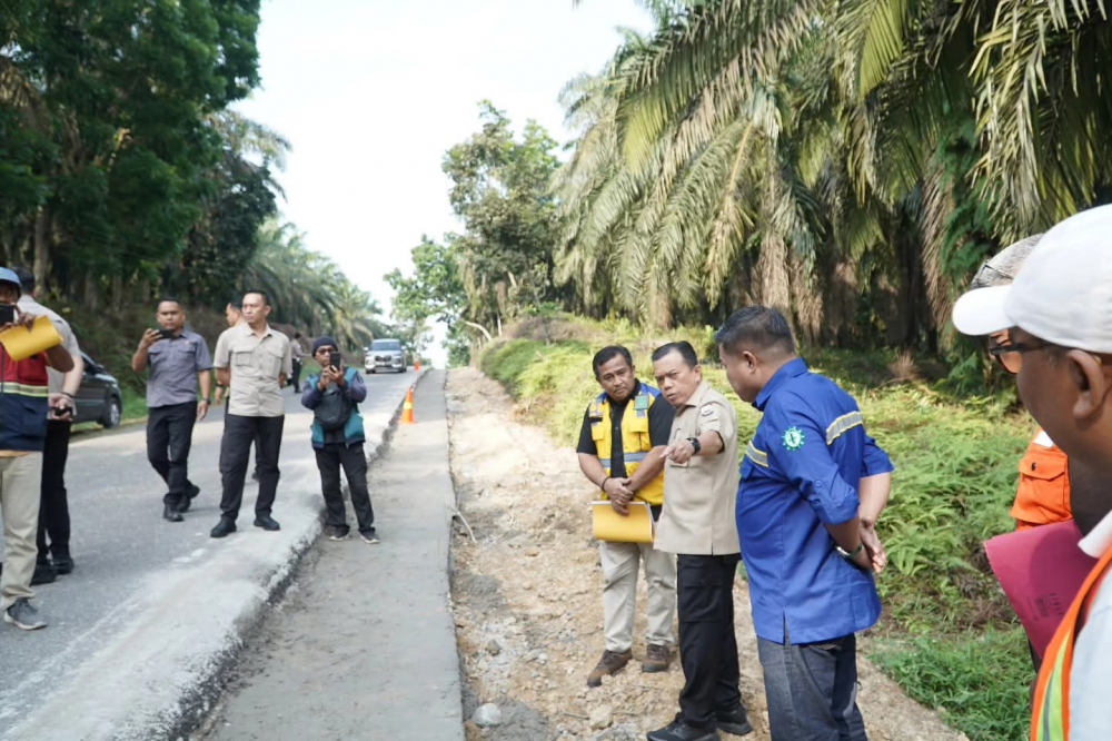 Gubernur Al Haris Tinjau Pekerjaan Pelebaran Jalan Ness, Tekankan Pekerjaan Sesuai Standar Kualitas.