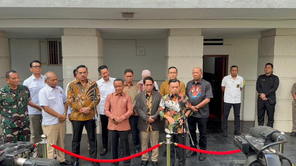 Menteri ESDM, Gubernur Jambi Al Haris dan undangan usai rapat terkait pengelolaan sumur minyak rakyat.