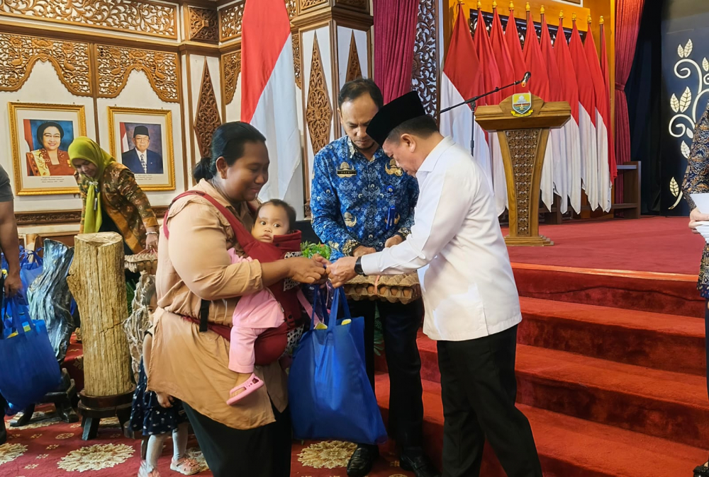 Gubernur Jambi Al Haris memberikan bantuan untuk pencegahan stunting