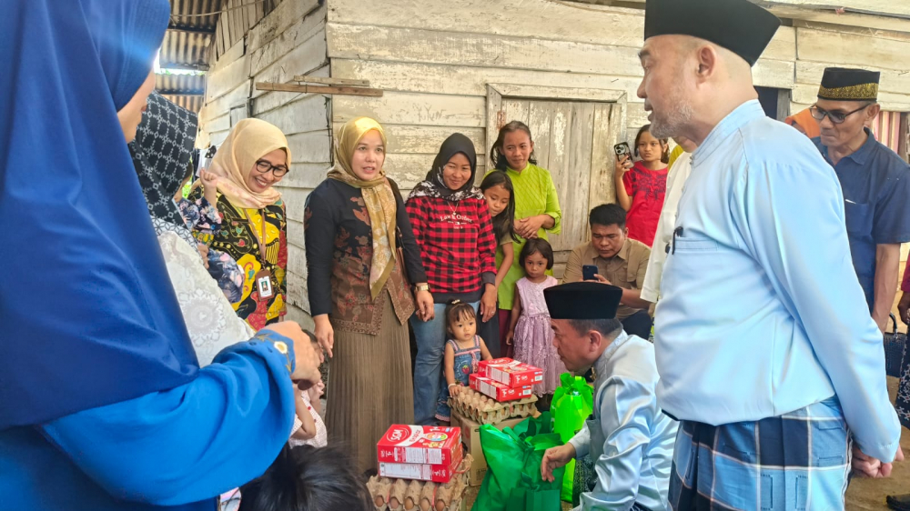 Gubernur Jambi Al Haris didampingi Bupati Bungo Dedy Putra menyerahkan bantuan pangan gizi tambahan untuk cegah stunting. 