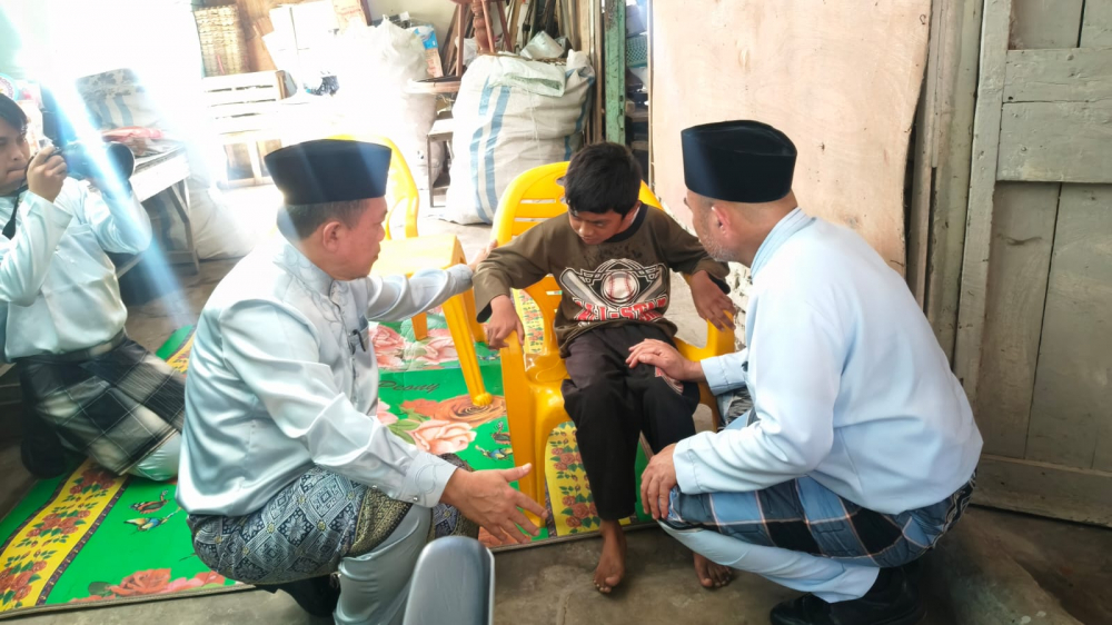 Tersentuh Lihat Kondisi Misba, Gubernur Al Haris Serahkan Kursi Roda dan Janji Perbaiki Rumah. 