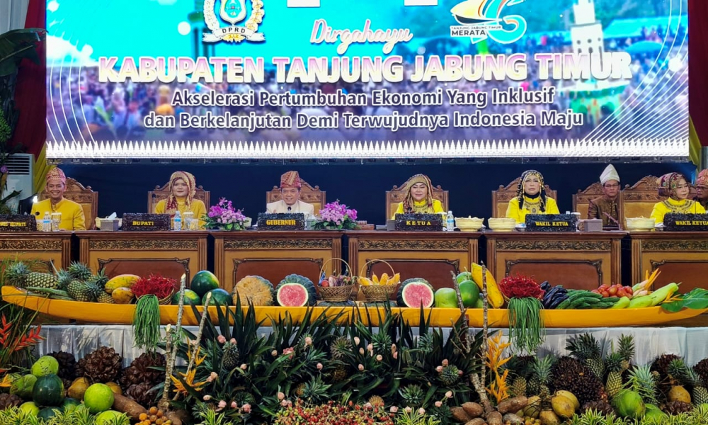 Gubernur Jambi Al Haris bersama Bupati dan Wakil Bupati, serta pimpinan DPRD Tanjab Timur. 