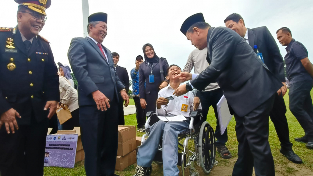 Gubernur dan Wakil Gubernur Jambi, Al Haris dan Abdullah Sani memberikan bantuan peralatan Dumisake Pendidikan 2025. 