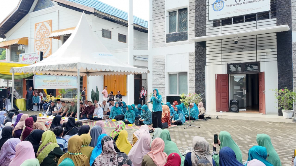 Ketua TP PKK Provinsi Jambi Hesnidar Haris memberikan arahan. 