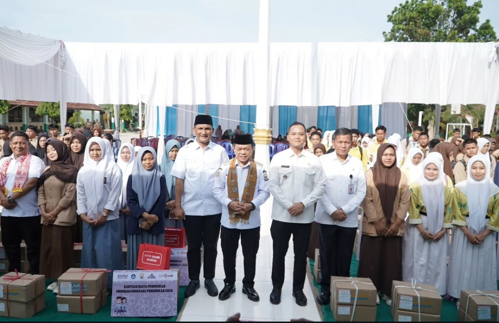 Gubernur Al Haris Didampingi Hurmin Serahkan Bantuan Dumisake Pendidikan untuk Siswa Sarolangun.