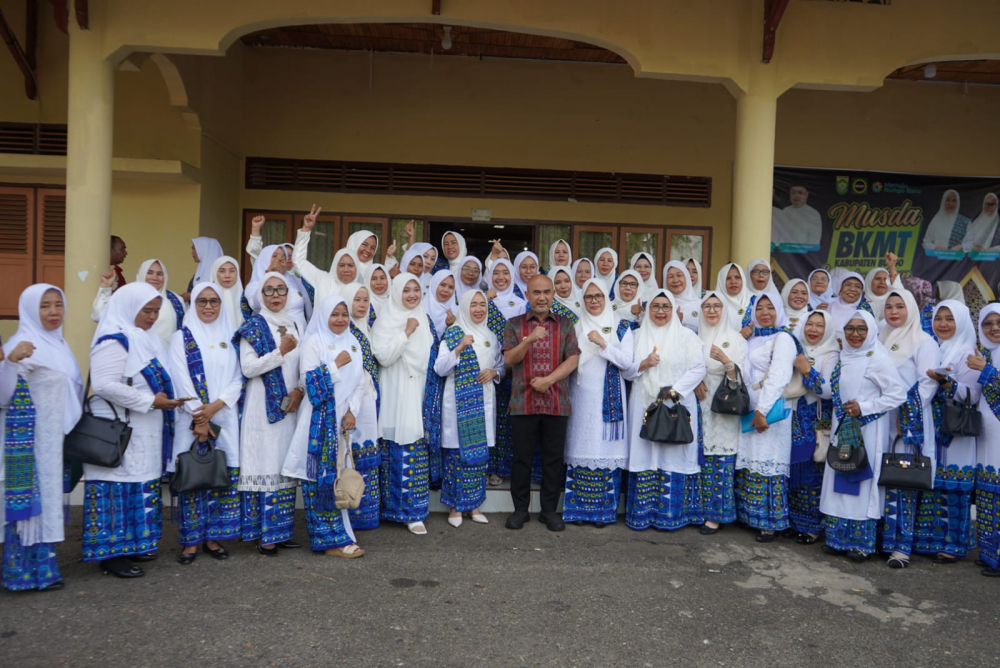 Dihadiri Bupati, Hesti Haris Lantik Pengurus Daerah BKMT Kabupaten Bungo. 