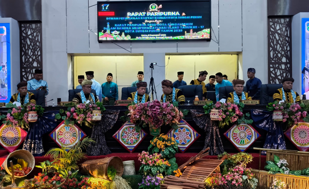 Gubernur Jambi Al Haris menghadiri Paripurna HUT ke-17 Kota Sungai Penuh. 